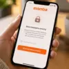 Восстановление доступа к анкете Mamba на экране смартфона в руке, поле для email или телефона.